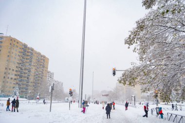 Kar yağıyor. Kış. Sokaklar, sokaktaki tüm elementleri kaplayan beyaz bir kar örtüsüyle kaplı. Soğuk kavram. Kış konsepti 2022 kışı. Fotoğraf:.