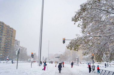 Kar yağıyor. Kış. Sokaklar, sokaktaki tüm elementleri kaplayan beyaz bir kar örtüsüyle kaplı. Soğuk kavram. Kış konsepti 2022 kışı. Fotoğraf:.