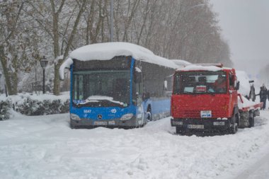 Kar yağıyor. Kış. Sokaklar, sokaktaki tüm elementleri kaplayan beyaz bir kar örtüsüyle kaplı. Soğuk kavram. Kış konsepti 2022 kışı. Fotoğraf:.