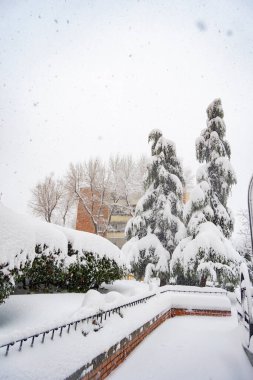 Kar yağıyor. Kış. Sokaklar, sokaktaki tüm elementleri kaplayan beyaz bir kar örtüsüyle kaplı. Soğuk kavram. Kış konsepti 2022 kışı. Fotoğraf:.