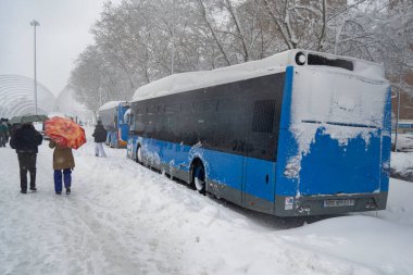 Kar yağıyor. Kış. Sokaklar, sokaktaki tüm elementleri kaplayan beyaz bir kar örtüsüyle kaplı. Soğuk kavram. Kış konsepti 2022 kışı. Fotoğraf:.