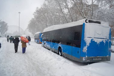 Kar yağıyor. Kış. Sokaklar, sokaktaki tüm elementleri kaplayan beyaz bir kar örtüsüyle kaplı. Soğuk kavram. Kış konsepti 2022 kışı. Fotoğraf:.