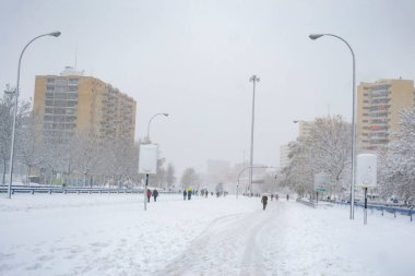 Kar yağıyor. Kış. Sokaklar, sokaktaki tüm elementleri kaplayan beyaz bir kar örtüsüyle kaplı. Soğuk kavram. Kış konsepti 2022 kışı. Fotoğraf:.