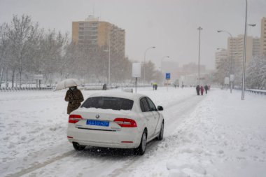 Kar yağıyor. Kış. Sokaklar, sokaktaki tüm elementleri kaplayan beyaz bir kar örtüsüyle kaplı. Soğuk kavram. Kış konsepti 2022 kışı. Fotoğraf:.
