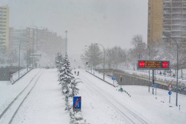Kar yağıyor. Kış. Sokaklar, sokaktaki tüm elementleri kaplayan beyaz bir kar örtüsüyle kaplı. Soğuk kavram. Kış konsepti 2022 kışı. Fotoğraf:.