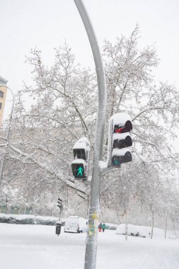 Kar yağıyor. Kış. Sokaklar, sokaktaki tüm elementleri kaplayan beyaz bir kar örtüsüyle kaplı. Soğuk kavram. Kış konsepti 2022 kışı. Fotoğraf:.