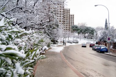 Kar yağıyor. Kış. Sokaklar, sokaktaki tüm elementleri kaplayan beyaz bir kar örtüsüyle kaplı. Soğuk kavram. Kış konsepti 2022 kışı. Fotoğraf:.