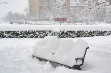 Ben Elliot. Dondurucu fırtına Elliot. Gelida Elliot 'a eziyet ediyor. Kar yağıyor. Kış. Sokaklar, sokaktaki tüm elementleri kaplayan beyaz bir kar örtüsüyle kaplı. Soğuk kavram. Kış konsepti ABD.