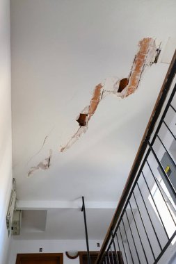 Çatlaklar. Duvarda çatlaklar var. Beyaz duvar ve çatlaklarla dolu tavan. Duvar, parçalar halinde yıkılıyor. Madrid, İspanya 'daki San Fernando de Henares metrosunun 7B hattından etkilenmiştir..