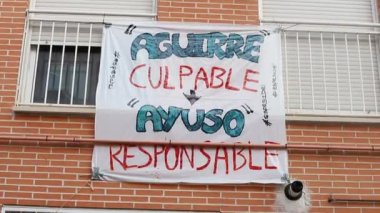 İspanya 'nın Madrid bölgesindeki San Fernando de Henares metrosunun 7B hattından etkilenen binaların pankartları. Tahliye edilen komşularla ilgili çözümler. Video.
