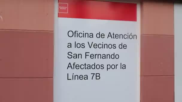 Vlajky Budovách Dotčených Linkou Metra San Fernando Henares Madridu Španělsku — Stock video