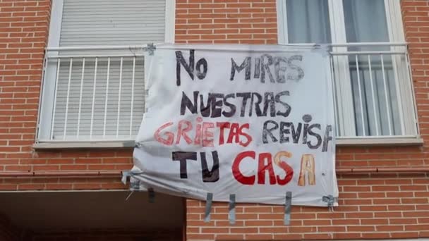 Баннеры Зданиях Пострадавших Линии Метро San Fernando Henares Мадриде Испания — стоковое видео