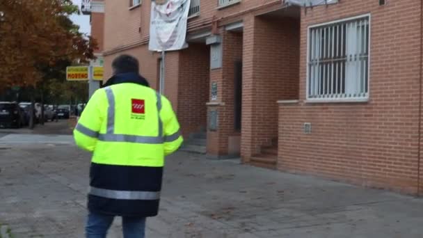 位于西班牙马德里社区的圣费尔南多德亨纳雷斯地铁7B号线影响的建筑物的横幅 已经和被驱逐的邻居解决了录像 — 图库视频影像