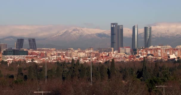 Madrid Skyline City Madrid Sierra Guadarrama White Mountain Full White — Vídeo de stock