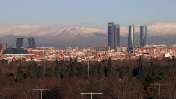 Madrid Skyline City Madrid Sierra Guadarrama White Mountain Full White — Vídeo de stock