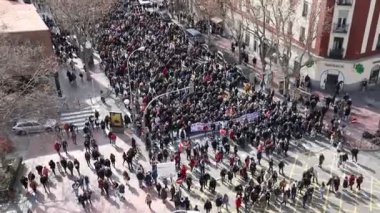 Manifestolar. Sağlığa. Madrid sokaklarında halk sağlığı lehine düzenlenen bir gösterinin hava görüntüleri. İspanya 'da. Hemşireler. Doktorlar. Maddy İspanya 'ya. 12 Şubat 2023.