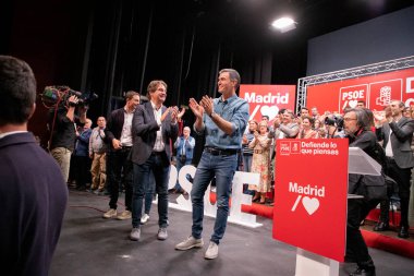 Pedro Sanchez. Juan Lobato. Javier Ayala. Madrid 'de düzenlenen siyasi mitingde belediye başkanı, Madrid Topluluğu adayı ve İspanya cumhurbaşkanı ile PSOE' nin büyük eylemi.