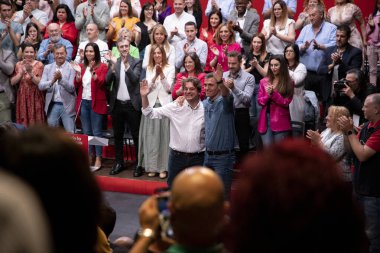 Pedro Sanchez. Juan Lobato. Javier Ayala. Madrid 'de düzenlenen siyasi mitingde belediye başkanı, Madrid Topluluğu adayı ve İspanya cumhurbaşkanı ile PSOE' nin büyük eylemi.