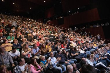 Pedro Sanchez. Juan Lobato. Javier Ayala. Madrid 'de düzenlenen siyasi mitingde belediye başkanı, Madrid Topluluğu adayı ve İspanya cumhurbaşkanı ile PSOE' nin büyük eylemi.