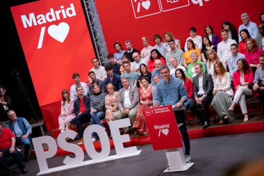 Pedro Sanchez. Juan Lobato. Javier Ayala. Madrid 'de düzenlenen siyasi mitingde belediye başkanı, Madrid Topluluğu adayı ve İspanya cumhurbaşkanı ile PSOE' nin büyük eylemi.