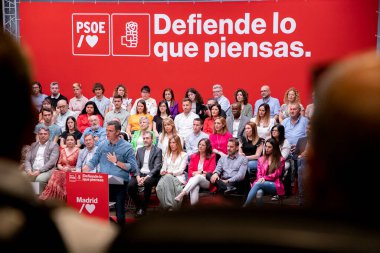 Pedro Sanchez. Juan Lobato. Javier Ayala. Madrid 'de düzenlenen siyasi mitingde belediye başkanı, Madrid Topluluğu adayı ve İspanya cumhurbaşkanı ile PSOE' nin büyük eylemi.