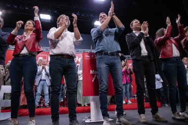 Pedro Sanchez. Juan Lobato. Javier Ayala. Madrid 'de düzenlenen siyasi mitingde belediye başkanı, Madrid Topluluğu adayı ve İspanya cumhurbaşkanı ile PSOE' nin büyük eylemi.