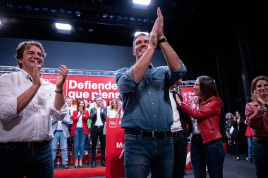 Pedro Sanchez. Juan Lobato. Javier Ayala. Madrid 'de düzenlenen siyasi mitingde belediye başkanı, Madrid Topluluğu adayı ve İspanya cumhurbaşkanı ile PSOE' nin büyük eylemi.