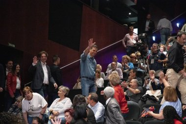 Pedro Sanchez. Juan Lobato. Javier Ayala. Madrid 'de düzenlenen siyasi mitingde belediye başkanı, Madrid Topluluğu adayı ve İspanya cumhurbaşkanı ile PSOE' nin büyük eylemi.