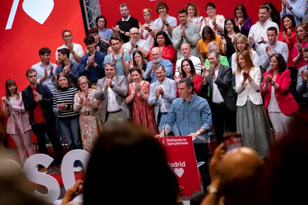 Pedro Sanchez. Juan Lobato. Javier Ayala. Madrid 'de düzenlenen siyasi mitingde belediye başkanı, Madrid Topluluğu adayı ve İspanya cumhurbaşkanı ile PSOE' nin büyük eylemi.