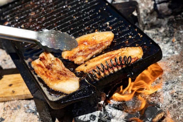 Guisados Comida Chamas Preparação Comida Brasas Fogo Lenha Carne Fotografia — Fotografia de Stock