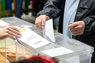 Seçimler. Seçimler sırasında sandıkta oy kullanan bir kişinin eli. Seçim günü adayınızı seçmek için oy pusulasıyla birlikte zarf atın. Oy pusulasıyla birlikte zarf. Seçim imajı. Seçim 2023.