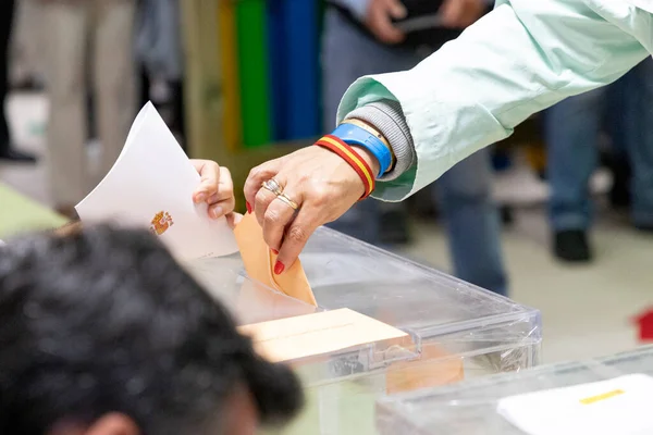 Valg Hånd Person Der Stemmer Ved Stemmeurnerne Valget Konvolut Med - Stock-foto