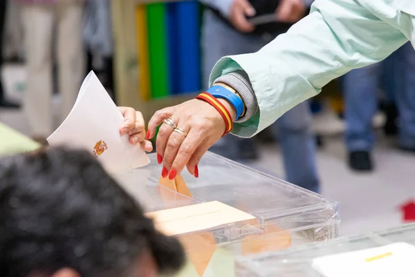Elecciones Mano Una Persona Que Vota Las Urnas Durante Las —  Fotos de Stock
