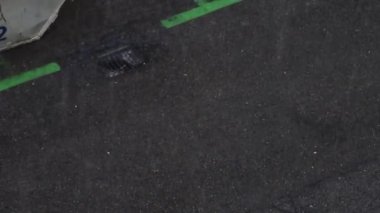Yağmur. İspanya 'da Madrid' de bol miktarda su ve dolu ile sel basmış bölgeleri terk eden bir elektrik fırtınası nedeniyle sağanak yağmur. Bahar geldi. Yağmur kavramı.