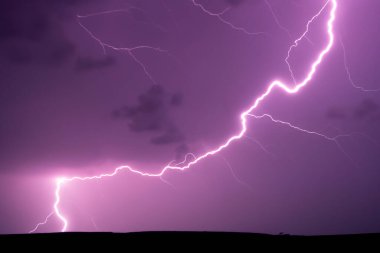 Ben Ray. Şimşek. Elektrik fırtınası. Yıldırım ve gök gürültüsü ile güçlü bir elektrik fırtınası. İspanya 'nın üzerinde şimşek fırtınası. Yıldırımın Fotoğrafı.