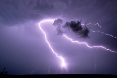 Ben Ray. Şimşek. Elektrik fırtınası. Yıldırım ve gök gürültüsü ile güçlü bir elektrik fırtınası. İspanya 'nın üzerinde şimşek fırtınası. Yıldırımın Fotoğrafı.