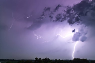 Ben Ray. Şimşek. Elektrik fırtınası. Yıldırım ve gök gürültüsü ile güçlü bir elektrik fırtınası. İspanya 'nın üzerinde şimşek fırtınası. Yıldırımın Fotoğrafı.