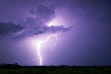 Ben Ray. Şimşek. Elektrik fırtınası. Yıldırım ve gök gürültüsü ile güçlü bir elektrik fırtınası. İspanya 'nın üzerinde şimşek fırtınası. Yıldırımın Fotoğrafı.