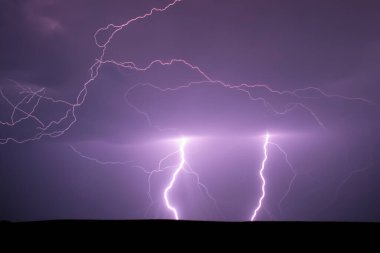 Ben Ray. Şimşek. Elektrik fırtınası. Yıldırım ve gök gürültüsü ile güçlü bir elektrik fırtınası. İspanya 'nın üzerinde şimşek fırtınası. Yıldırımın Fotoğrafı.