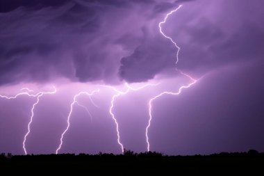 Ben Ray. Şimşek. Elektrik fırtınası. Yıldırım ve gök gürültüsü ile güçlü bir elektrik fırtınası. İspanya 'nın üzerinde şimşek fırtınası. Yıldırımın Fotoğrafı.