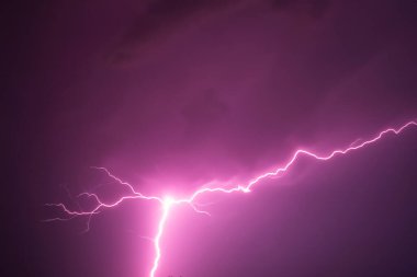 Ben Ray. Şimşek. Elektrik fırtınası. Yıldırım ve gök gürültüsü ile güçlü bir elektrik fırtınası. İspanya 'nın üzerinde şimşek fırtınası. Yıldırımın Fotoğrafı.