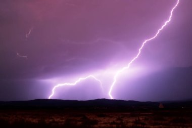 Ben Ray. Şimşek. Elektrik fırtınası. Yıldırım ve gök gürültüsü ile güçlü bir elektrik fırtınası. İspanya 'nın üzerinde şimşek fırtınası. Yıldırımın Fotoğrafı.