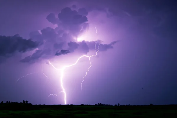 Ben Ray Şimşek Elektrik Fırtınası Yıldırım Gök Gürültüsü Ile Güçlü — Stok fotoğraf