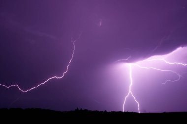 Ben Ray. Şimşek. Elektrik fırtınası. Yıldırım ve gök gürültüsü ile güçlü bir elektrik fırtınası. İspanya 'nın üzerinde şimşek fırtınası. Yıldırımın Fotoğrafı.