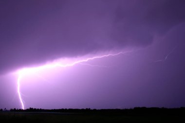Ben Ray. Şimşek. Elektrik fırtınası. Yıldırım ve gök gürültüsü ile güçlü bir elektrik fırtınası. İspanya 'nın üzerinde şimşek fırtınası. Yıldırımın Fotoğrafı.