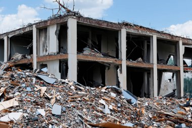 Bina çöktü. Deprem yüzünden çöken yıkıntılar ve yıkıntılar. Felaket. Yıkılmış bina. Yerde yıkıntı var. Savaş alanı. Felaket bölgesi.