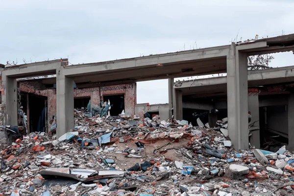 Edificio Colapsa Escombros Edificio Destruido Que Derrumbó Causa Terremoto Catástrofe — Foto de Stock