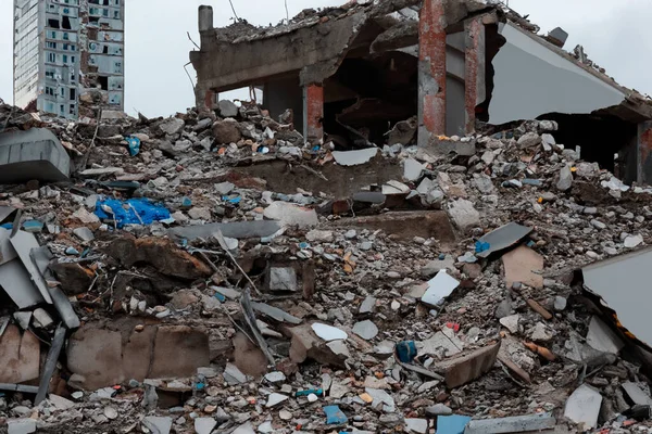 建物の崩壊 瓦礫や地震で倒壊した建物を破壊した 大惨事だ 廃墟と化した建物 地面に座って 戦争地帯だ 壊滅的な地帯 — ストック写真