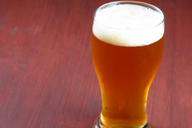 - Bira. Bira bardağında iç. Uluslararası bira günü. 4 Ağustos. Soğuk ve lezzetli bir içecek..