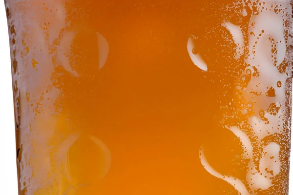 ビールだ ビールのマグカップで飲む 国際ビールの日 8月4日 冷たくておいしい飲み物 — ストック写真
